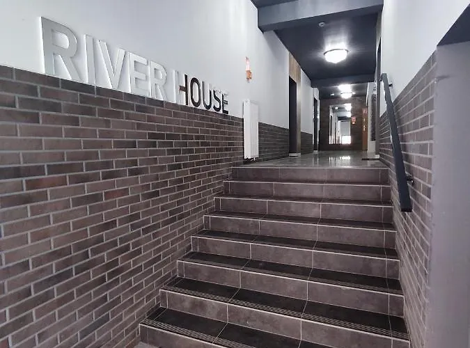 River House - Z Ogrodkiem アパート *